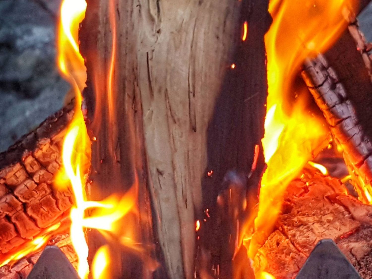 An open fire gives off pleasant heat, but it also causes fine particles.