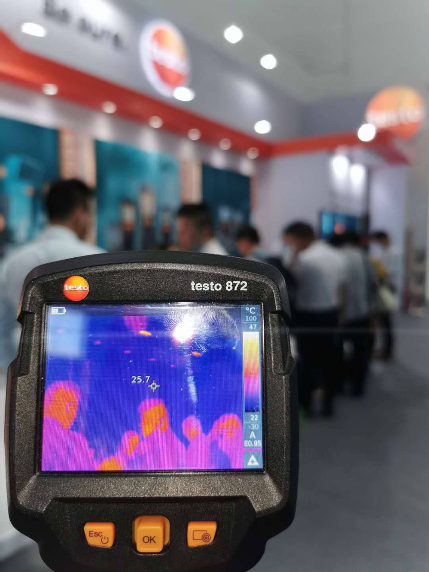 使用德图红外热像仪对地暖系统进行检测。