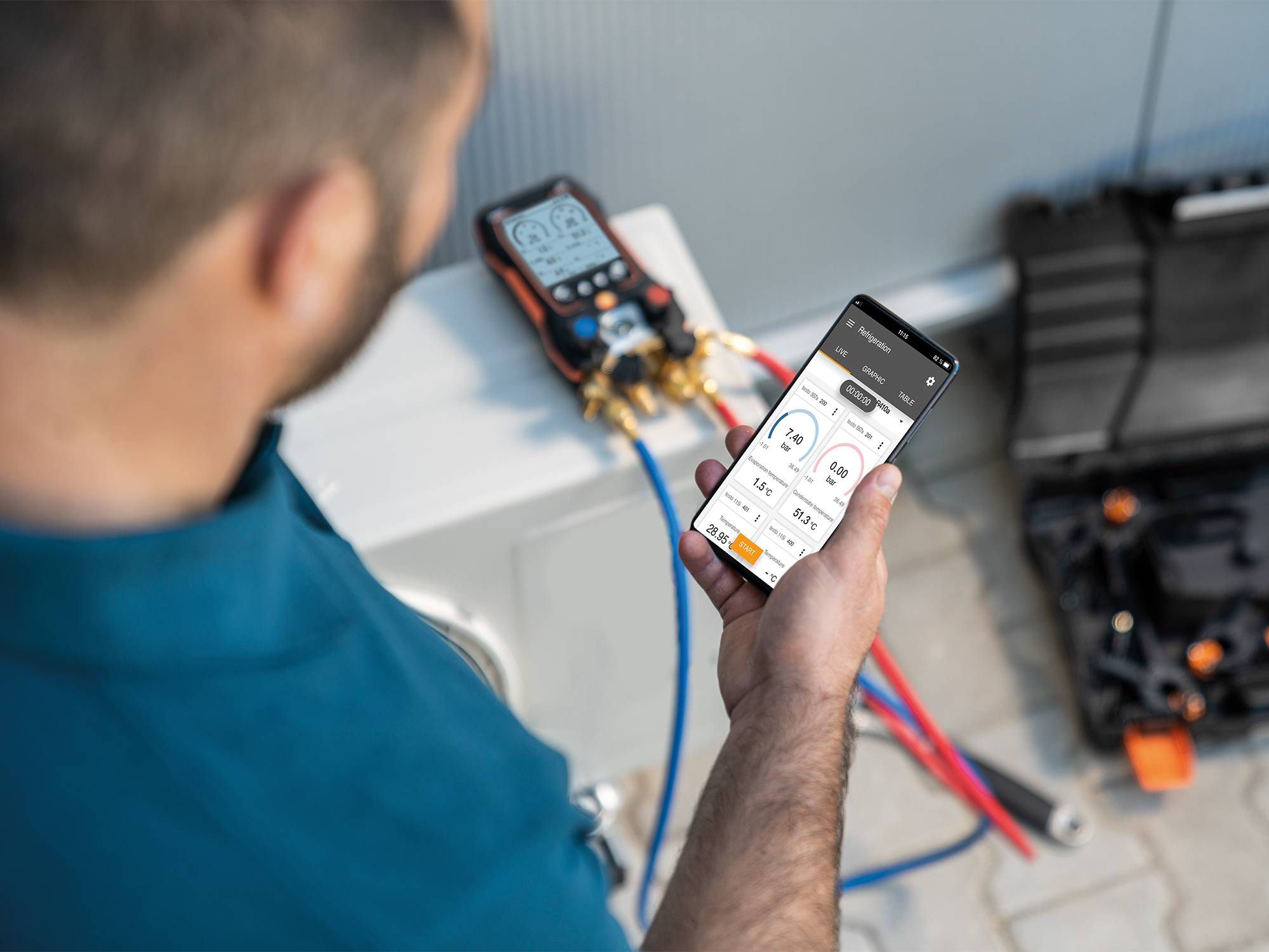 testo_proplus_manifold_technician_smartphone_2000x1500.jpg