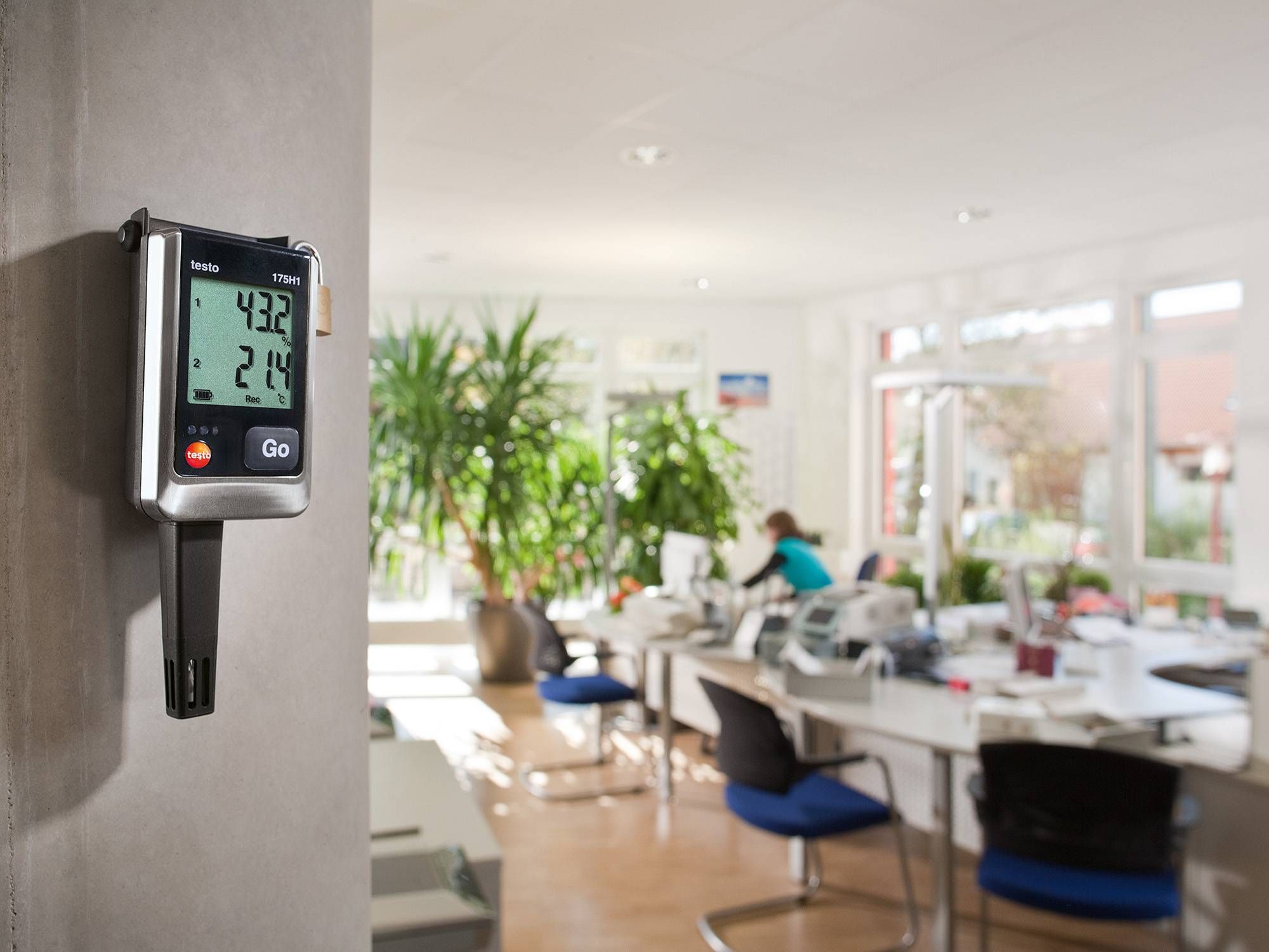 Humidity measurement with data logger in the office