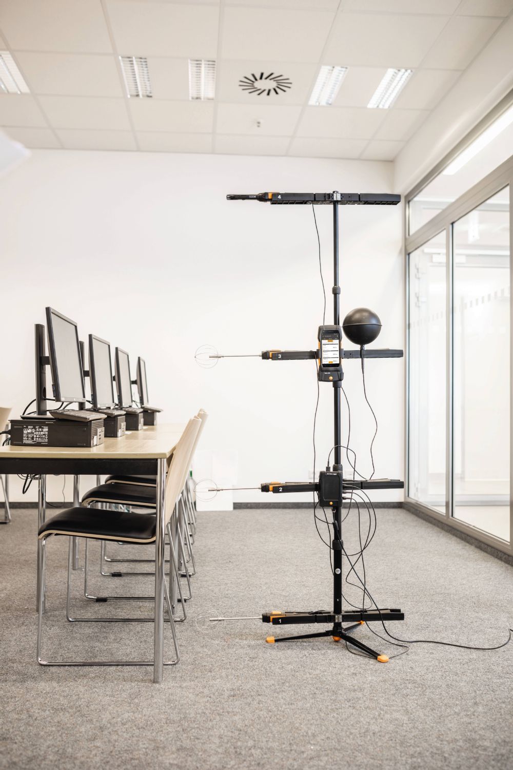 testo-400-long-term-measurement-on-tripod-V1-DE.jpg