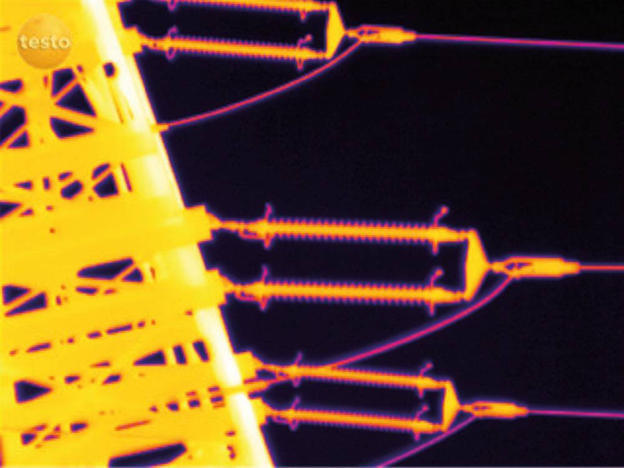 Thermal image of the current loop on a dead-end tower